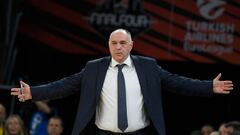 Real Madrid&#039;s Spanish coach Pablo Laso gestures during the EuroLeague third place play-off basketball match between Fenerbahce and Real Madrid at the Fernando Buesa Arena in Vitoria on May 19, 2019. (Photo by LLUIS GENE / AFP)