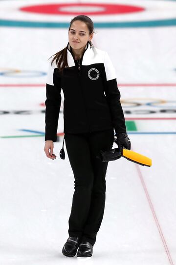 Anastasia Bryzgalova fue uno de los rostros virales de los Juegos de Pyeongchang. Junto a su marido, dio el bronce a AOR (Atletas Unidos de Rusia) en dobles mixtos de curling y se le han sacado parecidos con Angelina Jolie y Megan Fox.