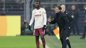 DORTMUND (Germany), 25/11/2025.- Head Coach Marcelino of Villarreal (R) gives advise to Nicolas Pepe of Villarreal (L) during the UEFA Champions League league phase match between Borussia Dortmund and Villarreal CF in Dortmund, Germany, 25 November 2025. (Liga de Campeones, Alemania) EFE/EPA/CHRISTOPHER NEUNDORF
