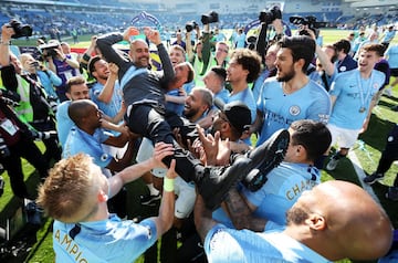 El Manchester City de Pep Guardiola se coronó campeón de la Premier League al golear 4-1 al Brighton en la última fecha de la liga. 