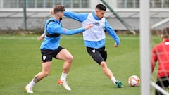 Yuri Berchiche remata un bal&oacute;n con la vigilancia de Yeray &Aacute;lvarez.