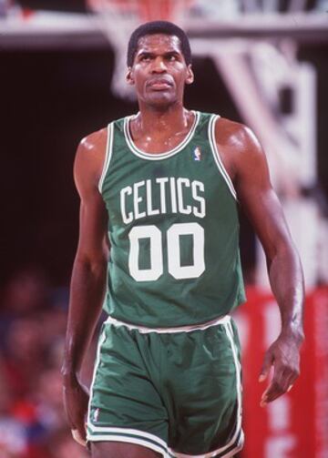 El ex basquetbolista estadounidense consiguió cuatro anillos de NBA, el último de ellos a la edad de 43 años. Su famoso dorsal doble cero lo identificaba en la duela, principalmente con los Celtics de Boston durante la década de los 80. Ya en 1997, terminó su carrera de gran forma con el mítico equipo de los Chicago Bulls conformado por Michael Jordan, Dennis Rodman, Scottie Pippen y compañía, con el que logró su cuarto título de NBA.