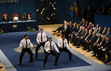 Israel Dagg, Jordie Barrett, Keven Mealamu, y Conrad Smith, jugadores de los All Blacks, la selección masculina de rugby de Nueva Zelanda, realizan la "haka", danza tradicional Maorí durante la ceremonia de entrega de los Premios Princesa de Asturias 2017 de los Deportes