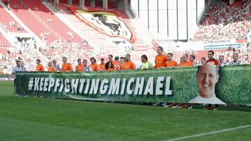 Los jugadores mostraron una pancarta en apoyo a Schumacher.