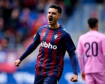 El Eibar se coloca segundo después de su goleada ante el Eldense. Sergio Álvarez, que partía como suplente, entró por Corpas en el lateral derecho; y se asomó por la portería rival con un gol. El 6 recogió un rechace en área pequeña para poner el momentáneo 2-0.
