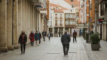 Una calle de la ciudad durante el primer d&iacute;a del cierre de la hosteler&iacute;a en Palencia, Castilla y Le&oacute;n (Espa&ntilde;a), a 31 de enero de 2021. Las nuevas medidas entre las que se incluyen, el adelanto del cierre de comercios a las 18 h