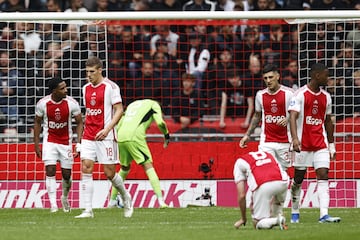 Amsterdam (Netherlands), 08/10/2023.- Ajax players react during the Dutch Eredivisie match between Ajax Amsterdam and AZ Alkmaar in Amsterdam, Netherlands, 08 October 2023. (Países Bajos; Holanda) EFE/EPA/MAURICE VAN STEEN
