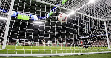 Ejecutó con tranquilidad a su derecha. No ajustó mucho el tiro pero engañó por completo a Rui Silva.