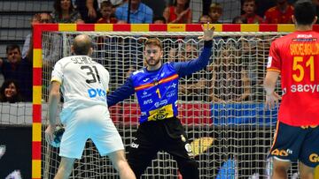 Schiller en un penalti ante Gonzalo P豕rez