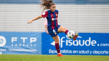 Claudia Pina controla un balón durante un partido del Barcelona en la Liga F esta temporada.