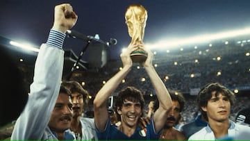 l jugador Italiano Paolo Rossi levanta el trofeo de la Copa del Mundo, tras ganar a la selección alemana, por 3-1, en el Mundial de España 1982.