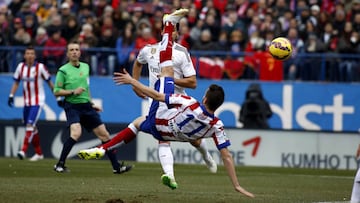 Saúl marca de chilena al Real Madrid.