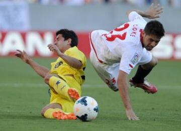 Jonathan Pereira del Villarreal y del defensa del Sevilla Coke (L) falls with Sevilla's defender Coke durante el partido correspondiente a la trigésimo sexta jornada de Liga.