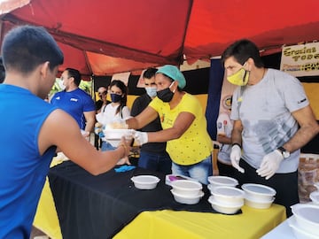 "Hay de todo, pienso que esto agarra al que más o menos plata tiene. No mira clase social el virus, se mete en cualquiera. Hay gente aquí en Paraguay muy solidaria, y después como todo. El ser humano a veces trata de cuidarse el mismo, o los que quieren sacar ventaja, pero como todo. Hay gente buena, mala y uno tiene que tratar de seguir la línea de la buena, así podemos hacer un mundo diferente al que estábamos siendo".