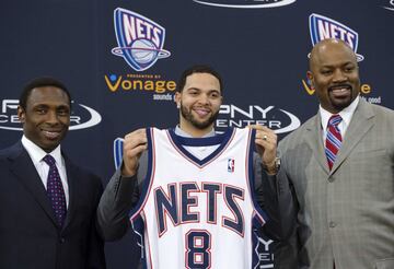 Meses después de provocar la dimisión de una institución como Jerry Sloan, Deron Williams fue traspasado a los Nets, primero a Nueva Jersey y más tarde en Brooklyn, donde se trasladó la franquicia. Eso sí, nunca volvió a jugar como a las órdenes del recientemente fallecido entrenador. El 23 de febrero de 2011, se marchó a cambio de Devin Harris, Derrick Favors y dos elecciones de primera ronda del draft. Y a los Jazz, claro, les va bastante mejor que a Deron, que acabó su carrera sin pena ni gloria, dando muchos tumbos y coleccionando pocos éxitos.