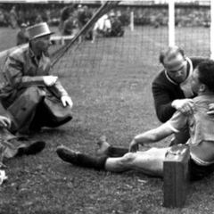 Juan Hohberg anota un doblete para Uruguay contra Hungría, fallece sobre el campo de juego, lo reaniman y sigue jugando