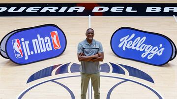 Dominique Wilkins, leyenda de la NBA, posa para AS en L'Alqueria de Valencia.
