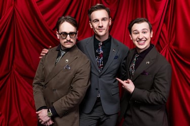 Trío finlandés-sueco que representa a Suecia con una canción humorística sobre la sauna, combinando música y comedia.