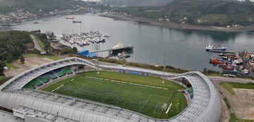 Considerado por muchos como el más lindo del país, el renovado Chinquihue de Puerto Montt se encuentra ubicado a orillas del mar y es actualmente el estadio profesional más austral del mundo.