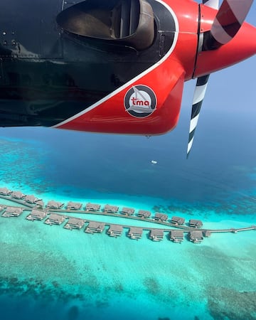 Georgina Rodríguez ha celebrado su treinta cumpleaños en las Islas Malvinas, un país tropical conocido por su majestuosas playas. Su pareja sentimental, el jugador Cristiano Ronaldo, no ha podido acompañarla en este especial viaje por motivos profesionales. Según diferentes medios , Georgina Rodríguez y todos los invitados se han hospedado en el resort de lujo Joali Maldives, un hotel que le hja podido costar unos 33.000 euros la noche. Unas vacaciones no aptas para todos los bolsillos.