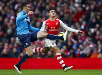 Alexis Sánchez fue la mejor figura de Arsenal: anotó doblete y dio el pase para el tercer gol, en el triunfo sobre Stoke City.