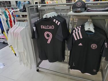 Venden camisetas de Inter Miami con nombre y número de Falcao