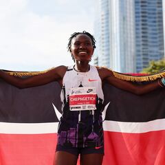 Extraterrestre Chepngetich: fulmina el récord de maratón y rompe la barrera de 2h10