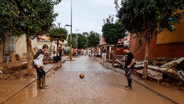 Dos chicos juegan al fútbol en Alfafar, a 8 de noviembre de 2024, en Valencia, Comunidad Valenciana (España). Diez días después de la tragedia, los servicios de emergencia apuran hasta el límite la búsqueda de desaparecidos por la DANA en Valencia. El número de víctimas mortales se mantiene en 219 y los desaparecidos por el momento, son 78. Hoy, el Gobierno ha anunciado que el próximo Consejo de Ministros aprobará nuevas ayudas para los afectados de la DANA, que se van a poder devolver en cinco o siete años.
08 NOVIEMBRE 2024;DANA;RIADA;INUNDACIÓN;VOLUNTARIOS;VALENCIA;COMUNIDAD VALENCIANA;
Rober Solsona / Europa Press
08/11/2024