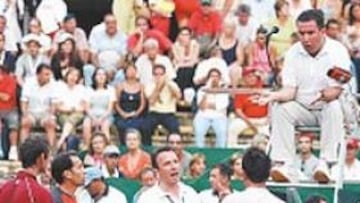 <b>APLAZAMIENTO. </b>Jordi Arrese, capitán del equipo español, y Juan Carlos Ferrero escuchan las explicaciones del juez de silla sobre la suspensión del partido hasta hoy por falta de luz natural.