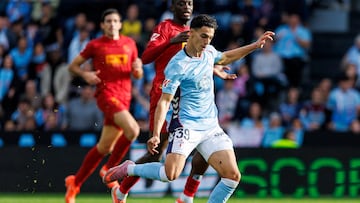 Jones golpea el balón en el momento de marcar ante el Valencia.