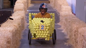 El skater Danny Le&oacute;n, con casco Red Bull, conduciendo un Autos Locos forrado de pelotas de tenis por un trazado rodeado de balas de paja en el plat&oacute; del programa de televisi&oacute;n El Hormiguero, de Antena 3, la noche del lunes 19 de septiembre del 2022, en Madrid. 