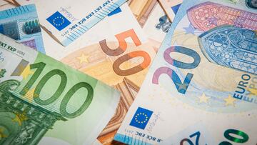 banknote: 20 euro 50 euro 100 euro thrown on the ground BILLETES BILLETE EURO EUROS
