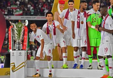 El jugador de Qatar Hamid Ismeil posa delante de la Copa de Asia. 