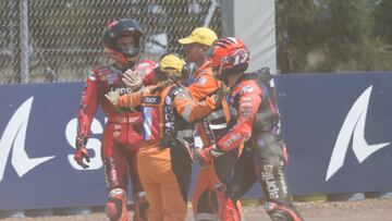 Maverick y Pecco se encararon y empujaron despu¨¦s de la ca¨ªda.