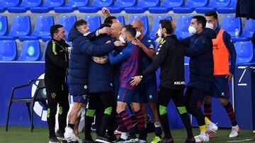 Sandro da vida al Huesca y ajusticia a una pobre Real