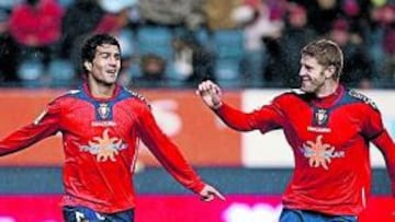 <b>JUGADA DE ELIMINATORIA. </b>Masoud celebra el gol de la victoria ante el Hércules junto a su compañero Sergio Fernández. Mientras, el árbitro anota el autor del tanto.