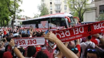 El Sevilla llegó a la estación de Atocha de Madrid donde numerosos aficionados sevillistas animaron con cánticos al equipo.