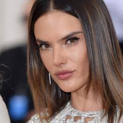 Alessandra Ambrosio muestra un pecho en un descuido