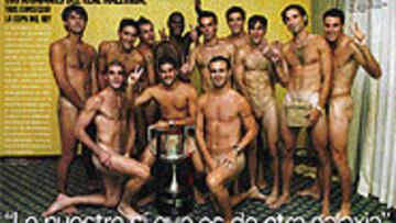 <b>IMAGEN POLÉMICA</B>. Arriba, Miki, Raúl Martín, Cortés, Lozano, Novo, Ángel, Campano, Niño y Poli. Abajo, Pandiani, Carlos y Biagini. Está es la manera de algunos jugadores de celebrar la consecución de la Copa del Rey.