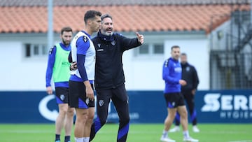 Torró recibe indicaciones de Vicente Moreno durante un entrenamiento.