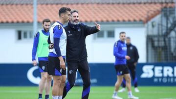 Torró recibe indicaciones de Vicente Moreno durante un entrenamiento.