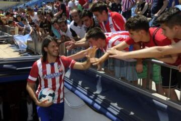 Se march車 traspasado al Manchester City procedente del Atl谷tico a las pocas semanas de llegar al club colchonero. El defensa argentino lleg車 gratis y se fue dejando un buen montante para el Atl谷tico.