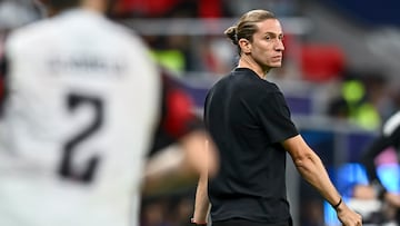 AL-RAYYAN (Qatar), 10/12/2025.- Flamengo's head coach Filipe Luis looks on during the FIFA Intercontinental Cup 2025 match between Cruz Azul and CR Flamengo, dubbed as the FIFA Derby of the Americas 2025, in Al-Rayyan, Qatar, 10 December 2025. (Catar) EFE/EPA/NOUSHAD THEKKAYIL