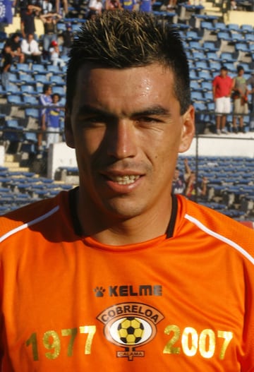 Esteban Paredes cumple 37 años de edad. En su carrera profesional ha jugado en Santiago Morning, Puerto Montt, Pachuca Junior de México, Cobreloa, Colo Colo, Atlante y Querétaro de Mexico. En la selección chilena participa regularmente desde 2006.