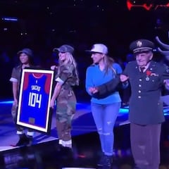 Lío en la NBA tras la "burla" de la mascota de los Clippers a un veterano de guerra de 104 años