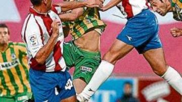 <b>POR ALTO. </b>El campo se vio afectado por la lluvia, y ambos equipos forzaron jugadas mediante balones colgados a sendas áreas.