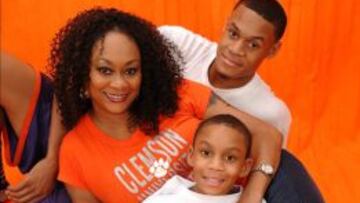 Shawn Chapman, junto con sus hijos KJ McDaniels (detrás) y Dylan.