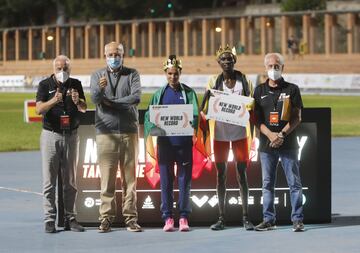 Juan Roig, junto a Gidey y Cheptegei.









 ATLETISMO 