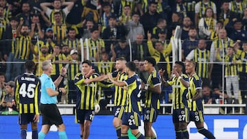 Soccer Football - UEFA Europa League - Fenerbahce v VfB Stuttgart - Sukru Saracoglu Stadium, Istanbul, Turkey - October 23, 2025 Fenerbahce's Milan Skriniar, Fenerbahce's Edson Alvarez and teammates remonstrate to referee Jakob Kehlet as he awarded VfB Stuttgart a penalty before it was later overturned REUTERS/Murad Sezer