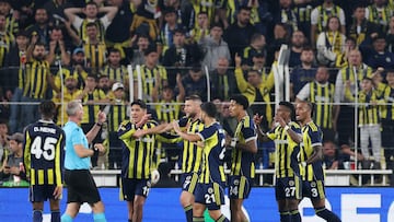 Soccer Football - UEFA Europa League - Fenerbahce v VfB Stuttgart - Sukru Saracoglu Stadium, Istanbul, Turkey - October 23, 2025 Fenerbahce's Milan Skriniar, Fenerbahce's Edson Alvarez and teammates remonstrate to referee Jakob Kehlet as he awarded VfB Stuttgart a penalty before it was later overturned REUTERS/Murad Sezer